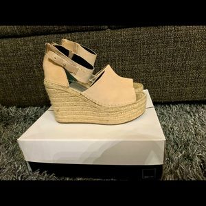 Dolce Vita blush wedge